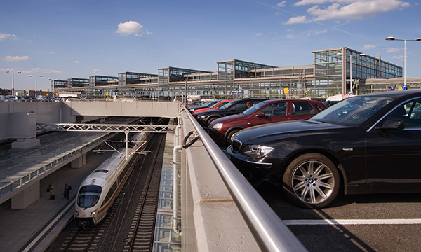 Parkplatz am Bahnhof mit Blick auf die Gleise