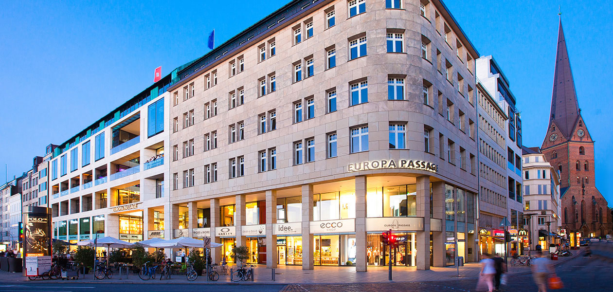 Außenansicht des Shopping-Centers Europa Passage in Hamburg in der Dämmerung