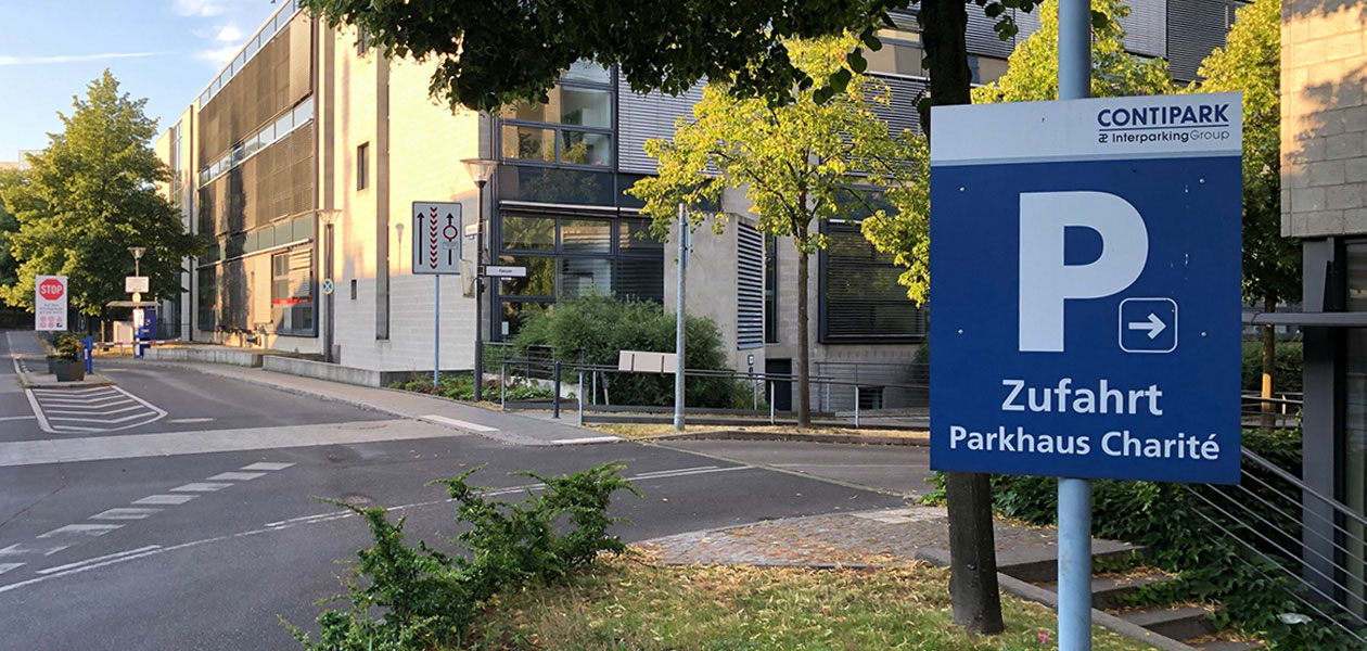 Hinweisschild mit Schriftzug „Zufahrt Parkhaus Charité“ vor einem Gebäude