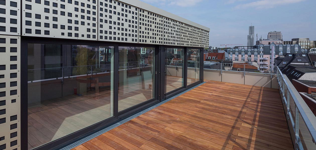 Dachterrasse einer Wohnung auf dem Parkhaus Friesenplatz mit Blick über die Kölner Innenstadt