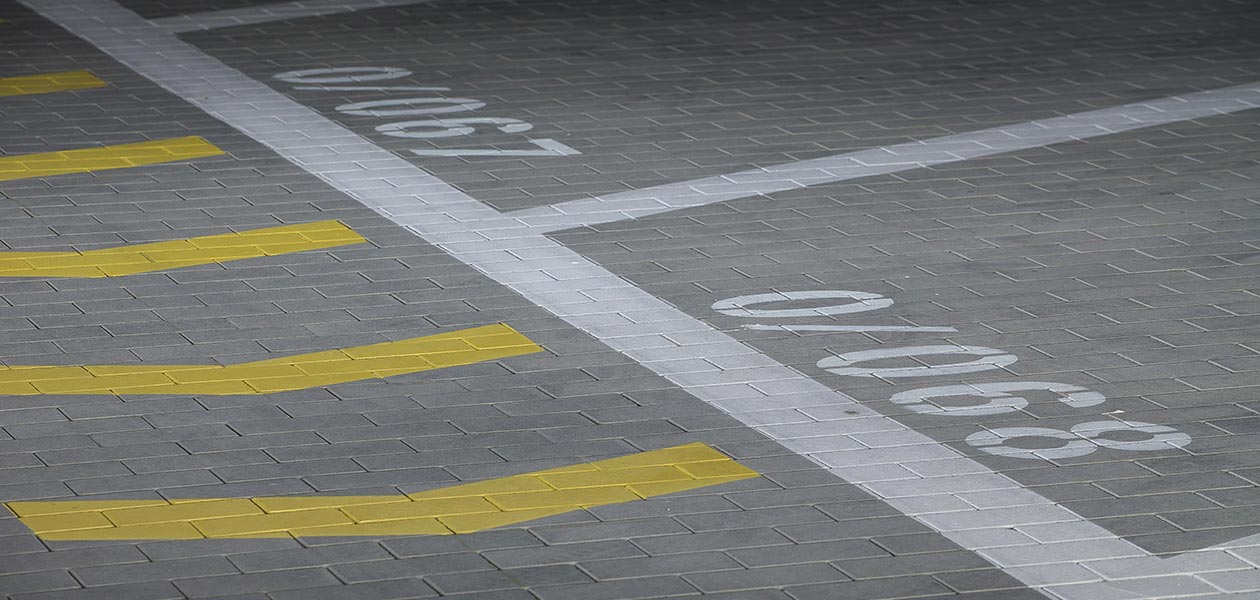 Bodenmarkierungen für Parkplätze