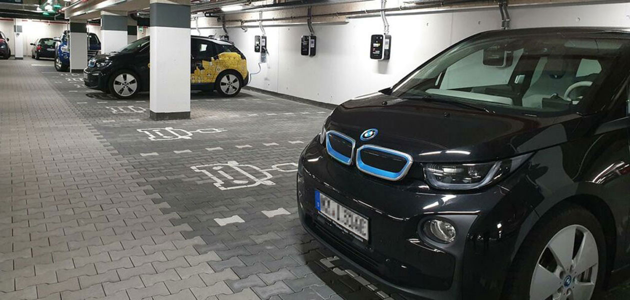 Parkplätze für Elektroautos mit Ladestationen im Parkhaus RheinMain CongressCenter