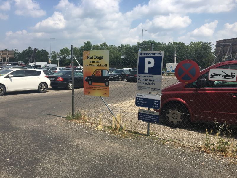 Plakat Tierschutzkampagne auf Wiener Parkplatz